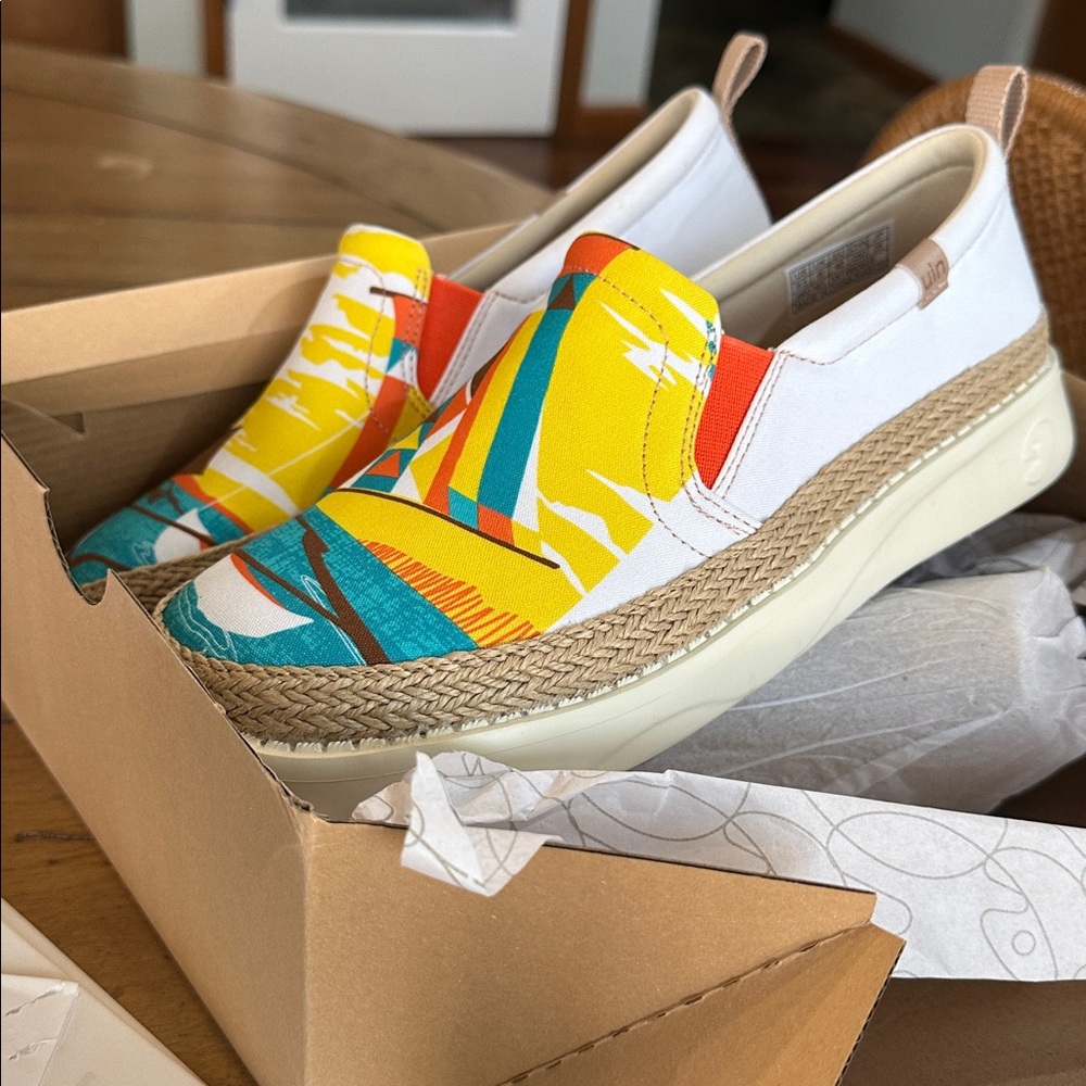 Uin Slip-On Canva Loafer Shoes, women’s size 8 1/2, “Surfing by Sea 2” style - Picture 13 of 17